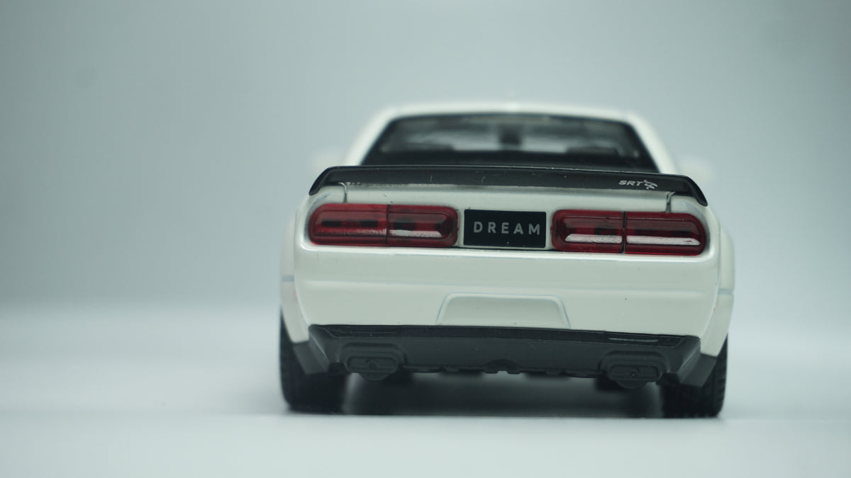 Dodge Challenger White diecast model car, 1:32 scale