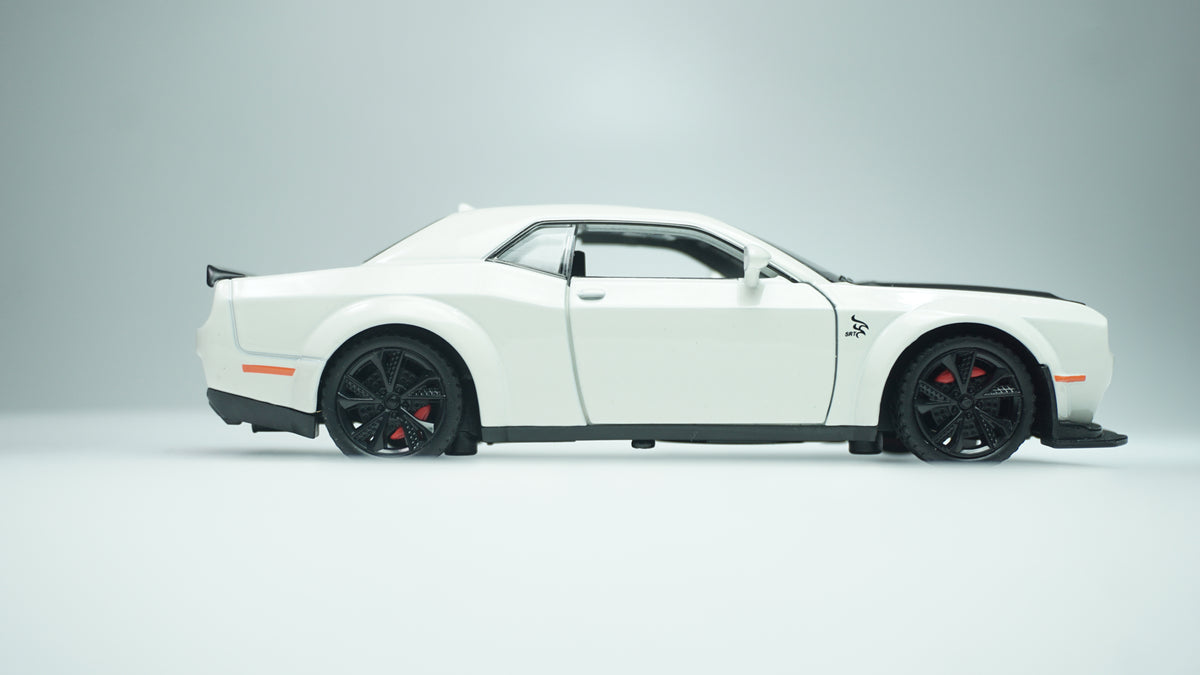 Dodge Challenger White diecast model car, 1:32 scale