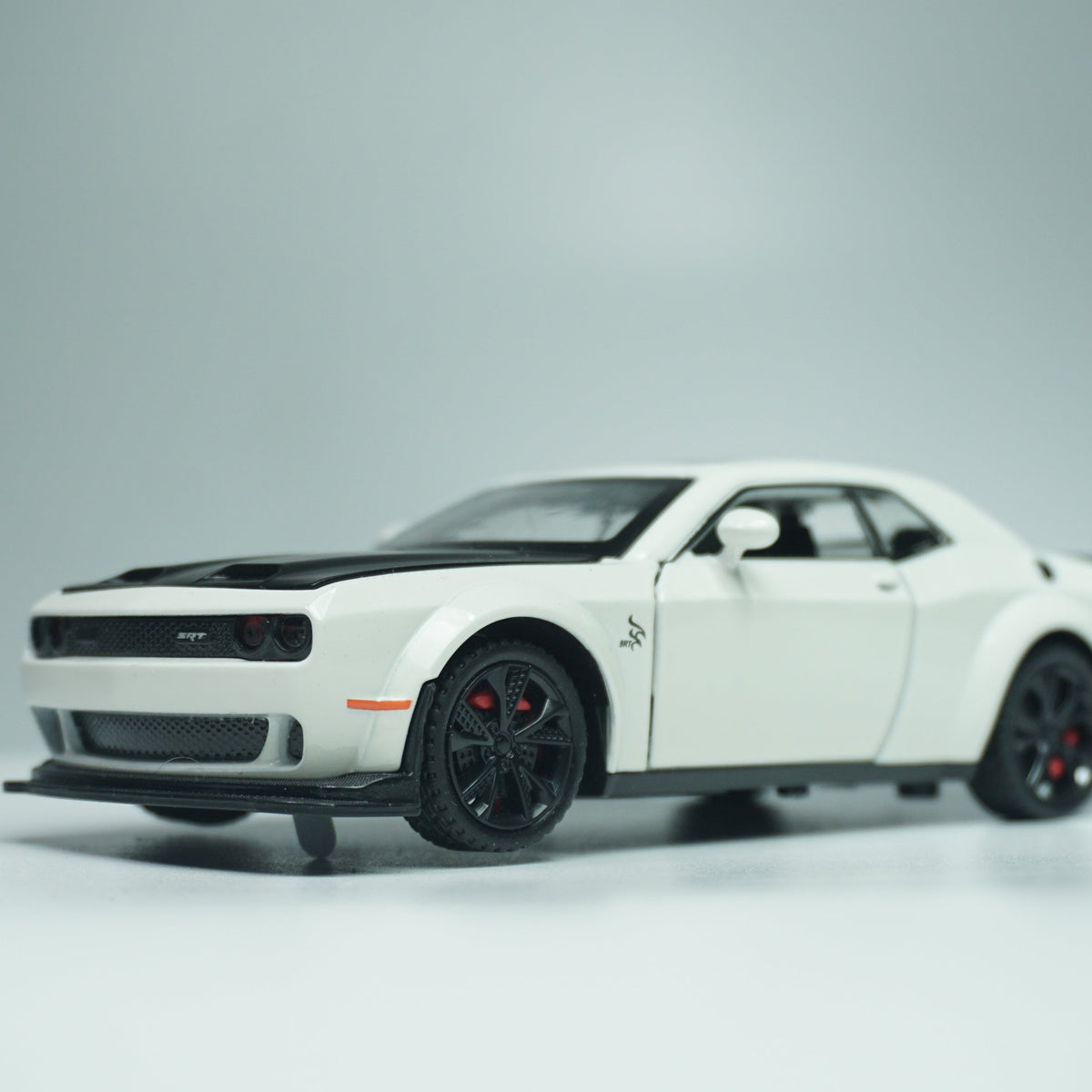 Dodge Challenger White diecast model car, 1:32 scale